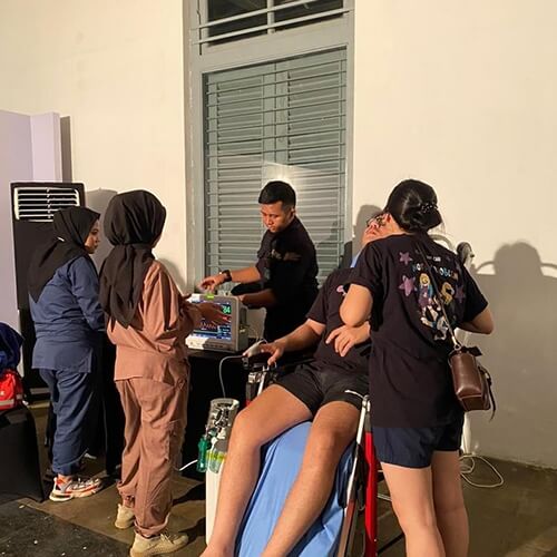 perawat dan dokter (6) perawat dan dokter (6)