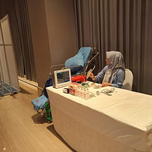 perawat dan dokter (8) perawat dan dokter (8)